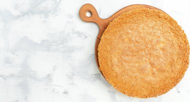 Japon tatlı kastella sünger kek ya da şifon kek açık masa üzerinde, uzun pankart formatında. en üstteki görünüm.