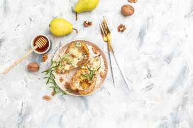 Mavi peynirli armut, fındık, bal. Yemek tarifi geçmişi. Kapat..