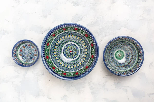 Dwa Ręcznie Malowane Niebieskie Naczynia Ceramiczne Tradycyjne Uzbeckie Naczynia Miska — Zdjęcie stockowe