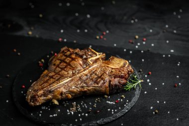 Kurumuş ızgara Biftek Biftek Biftek Büyük parça fileto ile dilimlenmiş otlar ve tuz. Amerikan Et Restoranı.