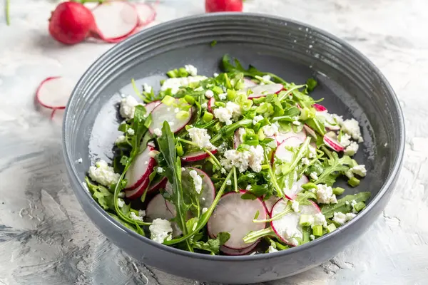 Ensalada Primavera Con Rábanos Rúcula Requesón Sobre Fondo Oscuro Menú — Foto de Stock