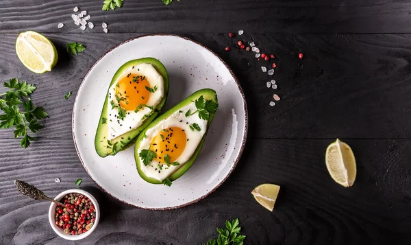 Avokádó Sült Tojás Friss Arugula Őrölt Bors Sötét Háttér Felső — Stock Fotó