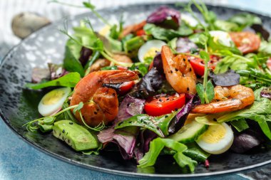 Beslenme menüsü. Kiraz domatesli sağlıklı salata, salatalık, avokado, yumurta ve füme karides. Paleo diyet menüsü. Pankart, menü, tarif, mesaj için yer. Üst görünüm.