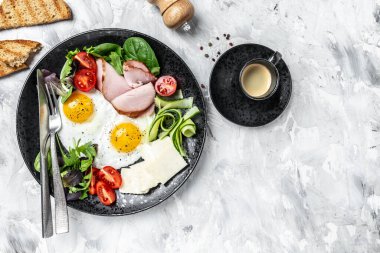 Lezzetli İngiliz Kahvaltısı. Kızarmış yumurta, kızarmış ekmek ve pastırma. Sağlıklı kahvaltı. en üstteki görünüm.