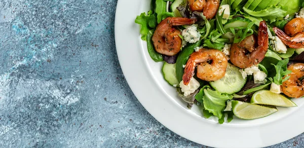 Zeesalade Met Avocado Blauwe Kaas Gerookte Garnalen Zelfgemaakte Vegetarische Garnalensalade — Stockfoto