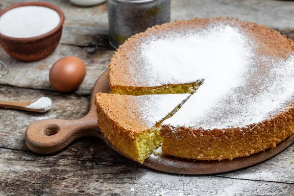 Ev yapımı klasik sünger keki ya da üzerine pudra şekeri serpiştirilmiş bisküvi tozu serpiştirilmiş toz toz bulutu gibi. Fırının arka plan konsepti. Metin için pankart, menü tarifi yeri,