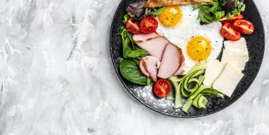 Lezzetli İngiliz Kahvaltısı. Kızarmış yumurta, kızarmış ekmek ve pastırma. Sağlıklı kahvaltı. en üstteki görünüm.