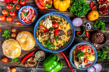 Özbek ve Orta Asya mutfağı kavramı. Özbek yemek pilavı samsa lagman manti shurpa Özbek restoran konsepti Özbek gıdası. Yemek tarifi geçmişi.