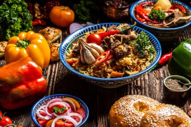 Özbek ve Orta Asya mutfağı kavramı. Özbek yemek pilavı samsa lagman manti shurpa Özbek restoran konsepti Özbek gıdası. Yemek tarifi geçmişi