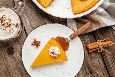 Krem şantili balkabaklı cheesecake, tarçınlı latte.,