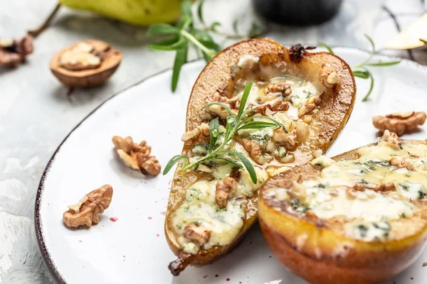 Mavi peynirli armut, fındık, bal. Yemek tarifi geçmişi. Kapat..
