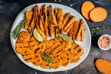 Kanepe ya da kızarmış baget, taze incir, krem peynir ve kırmızı şarapla birlikte crostini. Lezzetli aperatif, ideal aperatif. en üstteki görünüm.