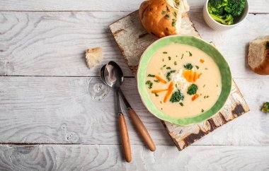 Geleneksel brokoli peynirli çorba tarifi, sebzeli tost, ev yapımı sağlıklı organik vejetaryen diyeti, taze yemek çorbası öğle yemeği, mesaj için yer. en üstteki görünüm.