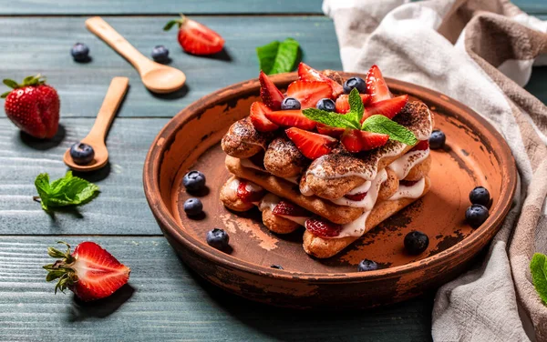 Sommer Dessert Klassisches Tiramisu Mit Erdbeeren Verziert Mit Minzblättern Catering — Stockfoto