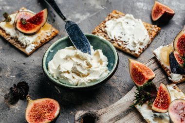 Bir kase krem peynir. Kanepe, incir, krem peynir ve ballı sandviç. Yemek tarifi geçmişi. Kapat..