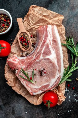 Biberiyeli dilimlenmiş domuz eti. Organik domuz pirzolası seti. afiş, menü, metin için tarif yeri, üst görünüm.