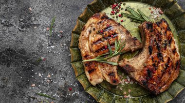 Metal tepside domuz pirzolası. Organik yiyecekler. Taze domuz eti. Restoran menüsü, diyet, yemek kitabı tarifi..