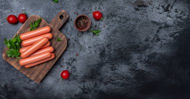 Sosisler vejetaryen vejetaryen ya da vejetaryen atıştırmalıkları yemeye hazır. Vejetaryen bitkisinden yapılmış sosisler soya fasulyesi taklidi et. metin için yer, üst görünüm.