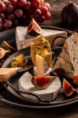 natürmort, şarap için peynirle besin bileşimi ve ahşap bir masada meyveler..