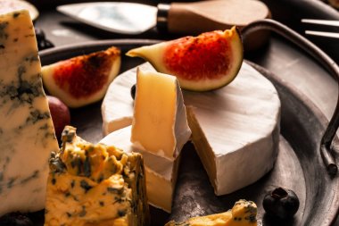 natürmort, şarap için peynirle besin bileşimi ve ahşap bir masada meyveler..