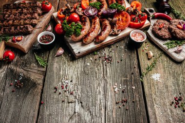 Barbekü ızgarasında kıymalı pirzola ve ızgara et burgeri. Kebap etini karıştır. Kebap, tavuk, kuzu ve biftek. afiş, menü, metin için tarif yeri, üst görünüm.