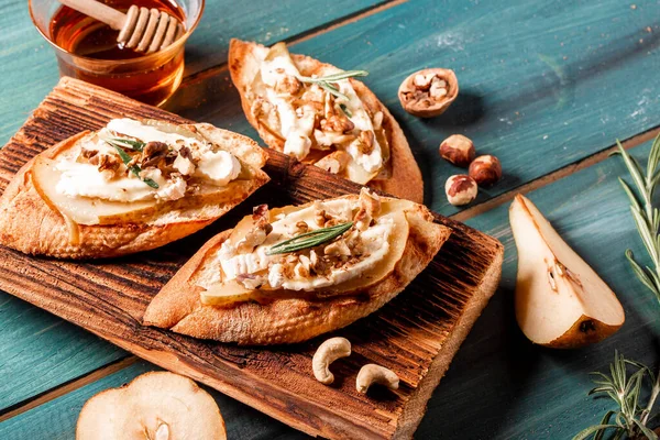 Vorspeisentafel Mit Italienischen Antipasti Snacks Junger Mann Bereitet Der Küche — Stockfoto
