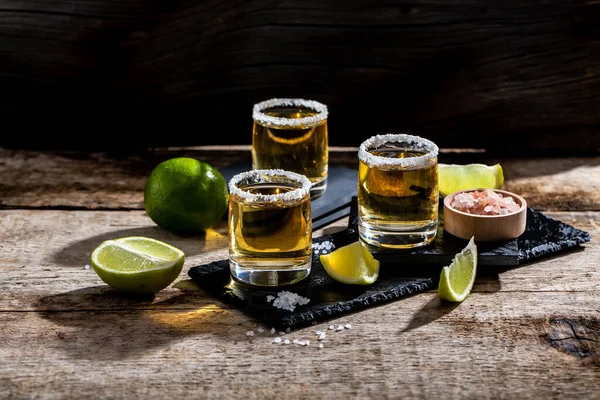 Tequila Mexicano Con Lima Sal Sobre Fondo Negro Rústico Espacio — Foto de Stock