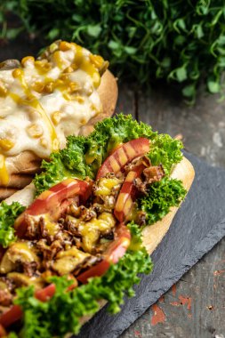 Ev yapımı lezzetli burger ve kızarmış tavuklu patates kızartması ile sosisli sandviç. Radyasyon Amerikan yemekleri. fast food.