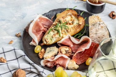 Mavi peynir, fındık ve bal ile pişirilmiş armutlar. Fransız mutfağı. Keto diyeti. Vejetaryen yemeği. afiş, menü, metin için tarif yeri, üst görünüm.