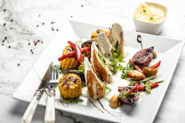 Krema soslu ve ızgara sebzeli hindi sote. afiş, menü, metin için tarif yeri, üst görünüm.