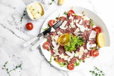 Parmesanlı sığır eti, kapari ve roka. Soğuk meze. afiş, menü, metin için tarif yeri, üst görünüm