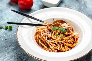 Etli makarna, domates sosu ve sebze, İtalyan makarnası bolonez. afiş, menü, metin için tarif yeri, üst görünüm,