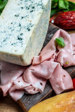 Mavi peynirli rokfor peynirli gorgonzola ya da keçi koyunundan ya da inek sütlü roketinden yapılmış Dorblu stilton süt ürünü, cambozola, yemek tarifi geçmişi.,