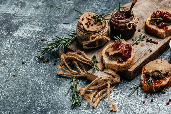 Hausgemachte Entenleberpastete Mit Roter Zwiebelmarmelade Gourmet Vorspeisen Verschiedene Italienische Vorspeise — Stockfoto