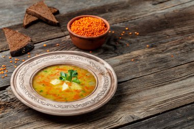 Ahşap masada kırmızı mercimek çorbası. afiş, metin için menü tarifi yeri, üst görünüm,