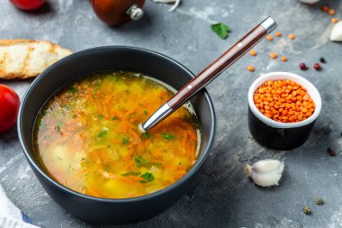 Kırmızı mercimek ve sebzelerden yapılmış vejetaryen çorbası. Türk ve Hint mutfağı. afiş, metin için menü tarifi yeri, üst görünüm,