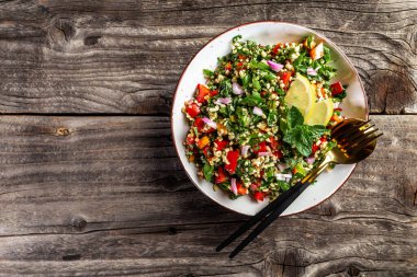 Tabbouleh salatası. Orta doğu ya da Arap yemeği. Maydanoz, nane, bulgur ve domatesli Levantine vejetaryen salatası. Vejetaryen yemeği. Üst görünüm.