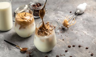 dalgona kahve, hazır kahve, pankart, menü, metin için tarif yeri ve köpüklü Kore içeceği latte..