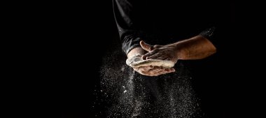 Fırıncının ellerini unla çırp. Güzel ve güçlü adamların elleri hamur yoğurur ekmek, makarna ya da pizza yapar. Tozlu un havada uçuşuyor..