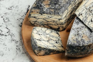 Tahtada mürekkep balığı mürekkebi olan Asago İtalyan peyniri. afiş, menü, metin için tarif yeri, üst görünüm.