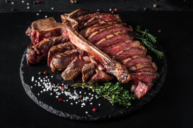 T-bone ızgara biftek. Kuru ızgara Biftek Biftek. Orta pişmiş. Amerikan mutfağı. Uzun pankart biçimi, üst görünüm.