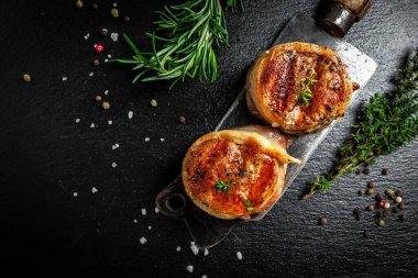 Izgara biftek. Fileto Mignon biftek fileto bifteği baharatlı pastırma. Uzun afiş biçimi. en üstteki görünüm.