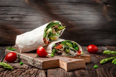 Tortilla tavuk ve sebzeli kuşkonmaz, avokado, domates, bezelye, peynir paketler. Yemek tarifi geçmişi. Kapat..