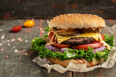 Sığır eti, domates, peynir, pastırma ve marullu ev yapımı lezzetli hamburgerler. Fast food ve abur cubur kavramı.