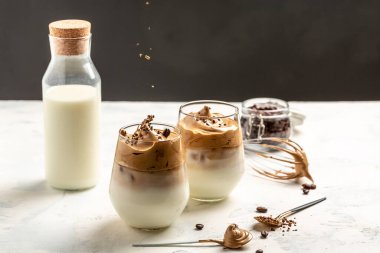 Dalgona kahvesi ya da çırpılmış Kore kahvesi hazır kahve ya da kremalı espresso tozu. Donmuş bir hareketle kahve dolduruyorum. Uzun pankart biçimi,