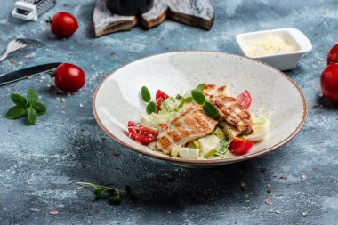 Izgara tavuk, peynir, bıldırcın yumurtası ve soslu kiraz domatesli lezzetli salata. Lezzetli dengeli gıda konsepti.