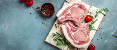 Kaburgalı domuz eti. Çiğ domuz pirzolası. Tenderloin. Entrecote. Organik yiyecekler. afiş, menü, metin için tarif yeri, üst görünüm.