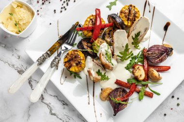 Tavuk göğlü yeşil salata, ızgara mısır ve sos. Sağlıklı yağlar, kilo vermek için temiz yiyecekler..