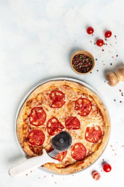 Bir dilim pizza margherita aldım. Pizza margaritası ve yakın çekim. Yemek tarifi geçmişi.