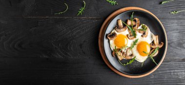 Keto, paleo kahvaltı. Mantarlı omlet, pankart, yemek tarifi. Metnin yeri, üst görünüm..